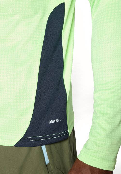PUMA MCFC TRAINING 1/4 ZIP TOP - Equipación de clubes - fizzy apple/blue violet — foto 6