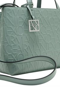 Borsa a tracolla verde menta texturizzata con logo in rilievo "Armani Exchange", dotata di un'etichetta in metallo argentato e una tracolla removibile.