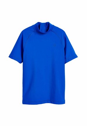 Rash guard bleu à manches courtes avec un col haut, fabriqué en matériau extensible. Caractéristiques des coutures plates et un logo discrète sur la poitrine.