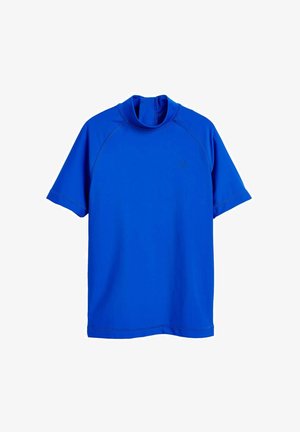 Modrý rash guard s krátkým rukávem a vysokým límcem, vyrobený z elastického materiálu. Má ploché švy a decentní logo na hrudi.
