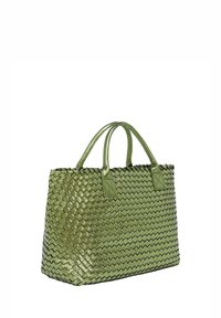 Groene geweven tas gemaakt van metallic materiaal, met stevige handvatten, een rechthoekige vorm en geometrische patroon details.