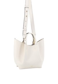 Borsa tote in pelle bianca con finitura texturizzata, forma curva, doppio manico superiore e tracolla regolabile. Accenti in metallo dorato.
