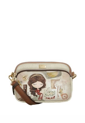 Bolso beige bandolera con correa marrón, que presenta una ilustración de una niña con vestido rojo, formas abstractas y la palabra "YOURSELF" en el bolsillo delantero.