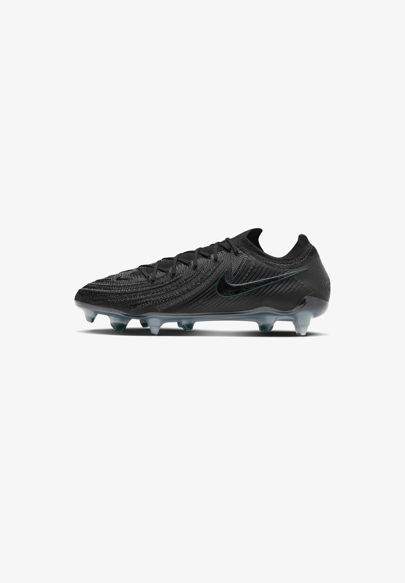 Le scarpe da calcio Nike nere presentano una parte superiore testurizzata, un design elegante e una suola traslucida con tacchetti posizionati strategicamente per la trazione.