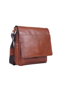 Borsa a tracolla in pelle marrone con chiusura a pattina, tracolla regolabile e tasca anteriore. Presenta un logo impresso e una texture liscia.