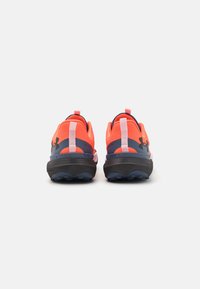 Zapatillas deportivas en naranja y azul marino con parte superior de malla transpirable, suela acolchada y suela de tracción de goma. Logo y detalles de acento visibles.