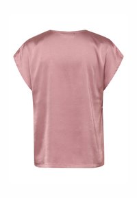 Haut en satin rose à coupe ample, manches dolman courtes et encolure arrondie. Texture lisse avec un léger éclat. Aucune décoration ou motif apparent.