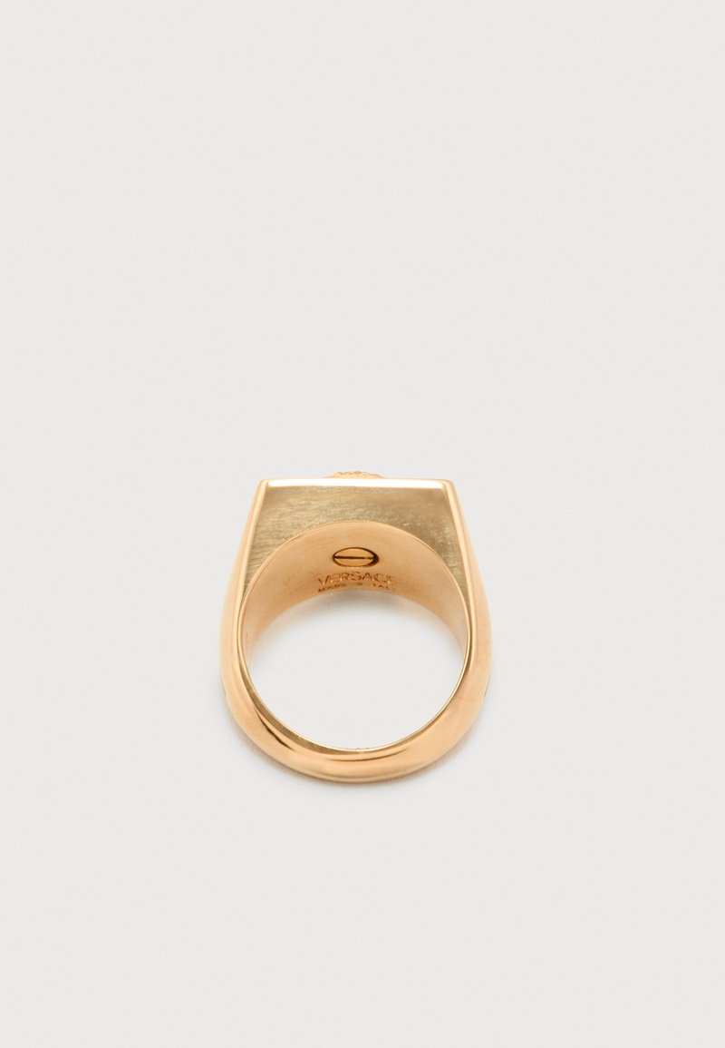 Goldmetalring mit flachem, quadratischem Oberteil und glatter, polierter Oberfläche. Innenband mit eingraviertem Logo. Einfaches geometrisches Design.