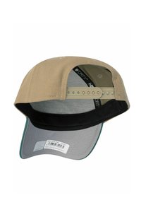 Khakifarbenes Cap mit flacher Krempe und grauer Unterseite. Verfügt über einen verstellbaren Riemen, schwarze Innenauskleidung und ein Innenetikett. Der Stoff hat eine glatte Textur.