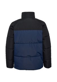 Puffjacka med svart övre del och mörkblå undre del, med hög krage och quiltad struktur, designad för värme och komfort.