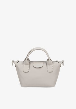 Kleine beige leren handtas met dubbele handvatten, bovenste ritssluiting en minimale stiksels details, weergegeven op een witte achtergrond.