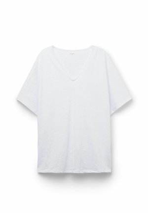 Witte V-hals T-shirt met korte mouwen, rechte zoom en een licht gestructureerde stof, plat neergelegd op een witte achtergrond.