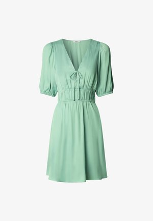 Zelené krátke šaty vyrobené z hladkej látky. Majú výstrih do V, detaily na viazanie pri výstrihu a elastický pás s nariasenými rukávmi.