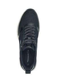 Sneaker nera con tomaia in pelle liscia, tessuto testurizzato, lacci grigi e suola bianca. Presenta una cerniera laterale per un facile accesso.