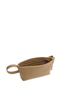 Borsa in pelle marrone con una texture liscia, dotata di una parte superiore con zip e di un manico laterale, che presenta un design semplice e rettangolare.