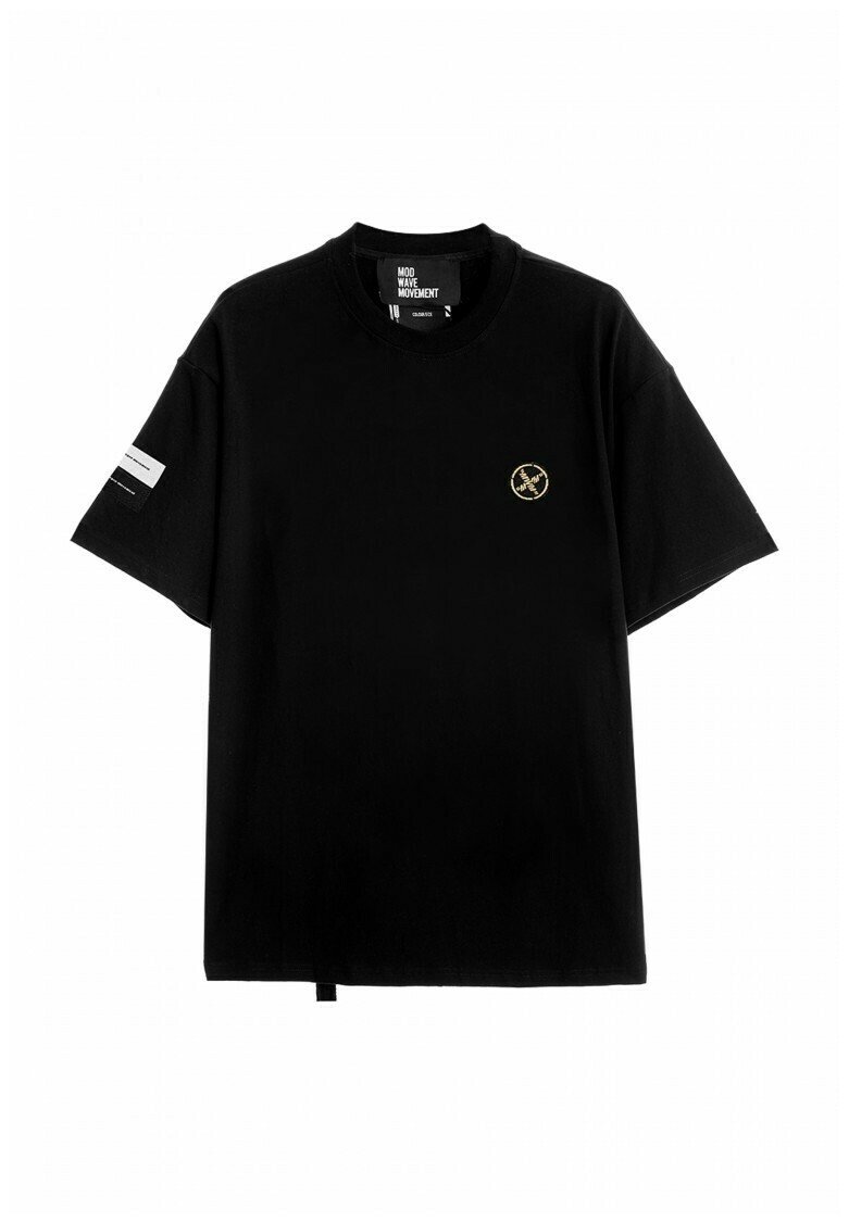 Camiseta de algodón negra con cuello redondo, mangas cortas, emblema dorado en el lado izquierdo del pecho y etiqueta distintiva en la manga.