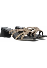 Zwarte hoge muiltjes met kruislings straps versierd met metalen beadings, een vierkante hak en een gladde, matte textuur.
