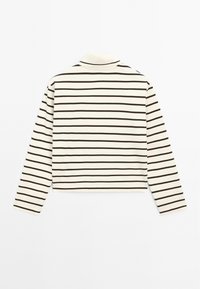 Gestreepte lange mouwen top in crème met smalle zwarte strepen, heeft een kraag en een cropped ontwerp. Zachte, gladde textuur.