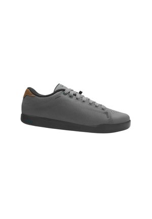 Low-profile grijze sneaker met zwarte zool, grijze veters en bruine hieltab, ontworpen voor casual gebruik.