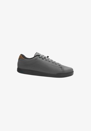 Low-profile grijze sneaker met zwarte zool, grijze veters en bruine hieltab, ontworpen voor casual gebruik.