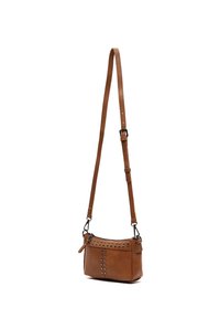 Mala smeđa kožna torba preko ramena s podesivim remenom i detaljima od srebrnih zakovica na prednjoj strani, zatvarač.