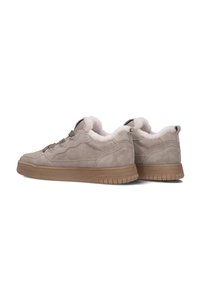 Suede sneakers in lichtbruin met een witte nep-bonten voering, voorzien van vetersluiting en een geprofileerde rubberen zool. Casual ontwerp, lage profielvorm.
