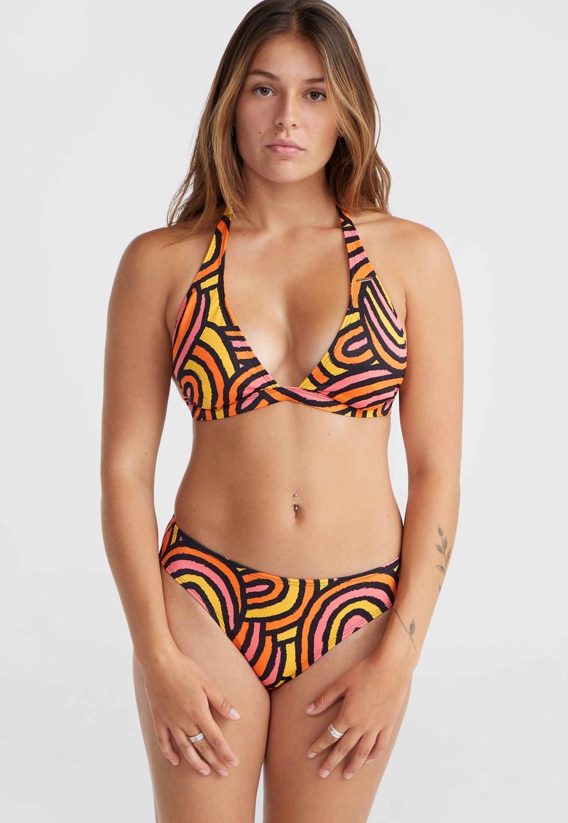 Bikini súprava s trojuholníkovým vrchom a nízkymi nohavičkami, vyrobená z elastického materiálu s odvážnym vzorom oranžovej, ružovej a čiernej farby v zakrivených líniách.