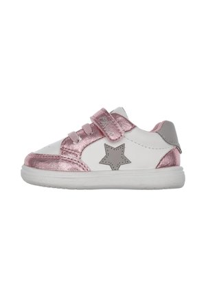 Scarpa da ginnastica bianca per bambini con dettagli metallizzati rosa, stella grigia sul lato, cinturino in velcro e suola in gomma bianca, vista dal lato esterno.