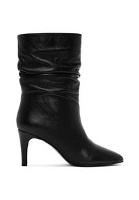 Bottine en cuir noir avec un design froncé, bout pointu et un fin talon haut. Texture lisse avec un léger éclat.