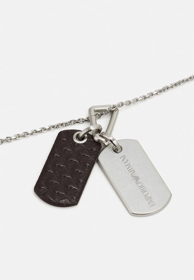 Silberne Halskette mit zwei Hundemarken-Anhängern, einer strukturiert dunkelbraun und einer silbern mit eingraviertem "Emporio Armani"-Logo.