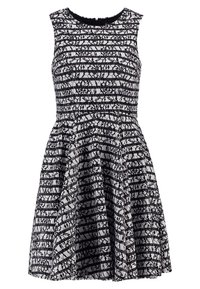 Zwart-witte kanten jurk met een mouwloos ontwerp, een aansluitende taille en een uitlopende rok. Kenmerkt zich door een gestructureerd bloemenpatroon en een ronde halslijn.