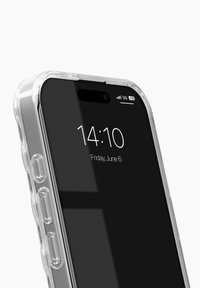 Průhledný kryt na telefon s zaoblenými hranami, zobrazující černou obrazovku s časem a datem. Po straně jsou viditelné texturované tlačítka.