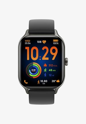 Zwarte smartwatch met een rechthoekige wijzerplaat; kleurrijk digitaal display dat tijd, hartslag, verbrande calorieën en activiteitsstatistieken toont. Accenten van zilverkleurig metaal.