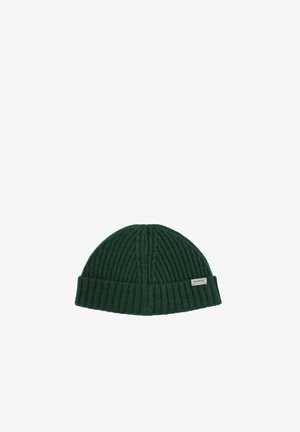 Gorro de punto verde con textura acanalada, que presenta un dobladillo y una pequeña etiqueta con la marca en el lateral.