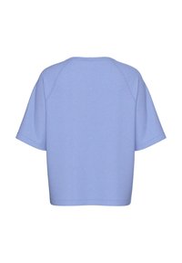 Īsām piedurknēm, gaiši zils tops ar brīvu piegriezumu, ar apaļu kakla izgriezumu un gludu tekstūru. Vienkāršs dizains bez rakstiem vai akcentiem.