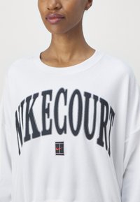 Nike Performance CREW - Flisinis džemperis - white/flat pewter/black