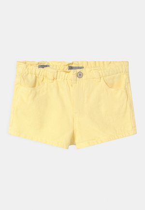 Gele peutershort met elastische tailleband, knoopsluiting, riemlussen en voorzakken, plat neergelegd op een witte achtergrond.