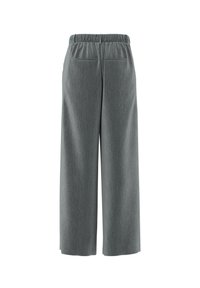 Pantaloni grigi a gamba larga realizzati in un tessuto strutturato, con vita elastica e due tasche posteriori. Il design presenta una silhouette pulita e minimalista.