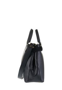Borsa a mano in pelle nera a forma di ciottolo con doppi manici e tracolla regolabile, mostrata di lato su uno sfondo bianco.
