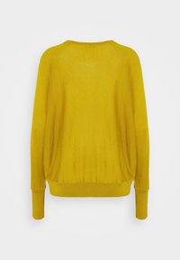 Gelber Strickpullover, lockere Passform mit langen Ärmeln, rundem Ausschnitt, gerippten Bündchen und Saum, weicher Textur, minimalistisches Design, keine sichtbaren Muster.