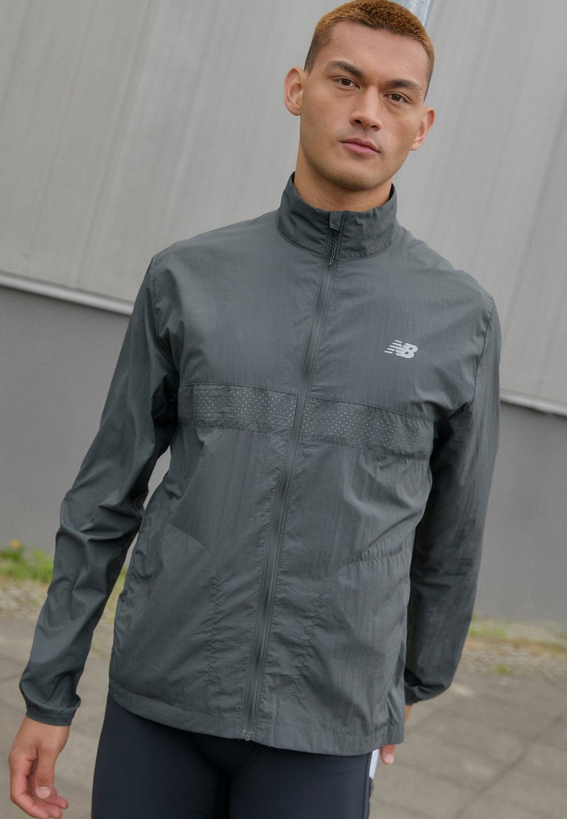New Balance ATHLETICS REFLECTIVE PACKABLE JACKET - Veste de running - blacktop