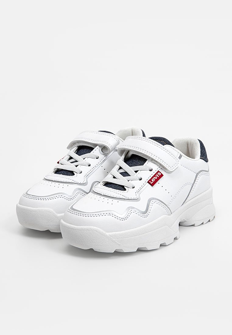 Weiße Sneaker mit einem glatten Lederoberteil, Perforationen für Atmungsaktivität, einem Klettverschluss und einer strukturierten Gummisohle. Markenlogo an der Seite.