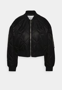 Zwarte gewatteerde bomberjack met ritssluiting aan de voorkant, geribbelde manchetten en kraag. Voorzien van een ritssluiting zak op de mouw. Glad, glanzend oppervlak.