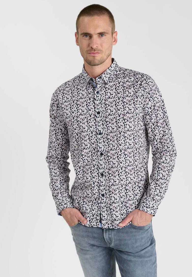 Chemise boutonnée présentant un motif floral en noir, blanc et rose sur un fond clair, avec un col et des manches longues.