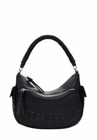 Borsa a tracolla in pelle nera con forma curva, dotata di un manico testurizzato, tasca frontale con cerniera e logo "Desigual" in rilievo sul corpo.