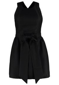 Czarna sukienka z dopasowanym gorsetem, szerokimi ramiączkami i rozkloszowanym dołem. Charakterystyczna kokarda w talii, teksturowana tkanina oraz dekolt w kształcie litery V.
