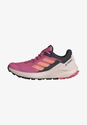 Zapatilla deportiva rosa con acentos en negro y naranja, que cuenta con un upper texturizado, una suela acolchada y un diseño de suela de tracción resistente.