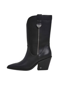 Bota de cuero negra hasta la mitad de la pantorrilla con punta afilada, tacón cuadrado con detalle de estrella y etiqueta de logo plateado cerca del borde superior.