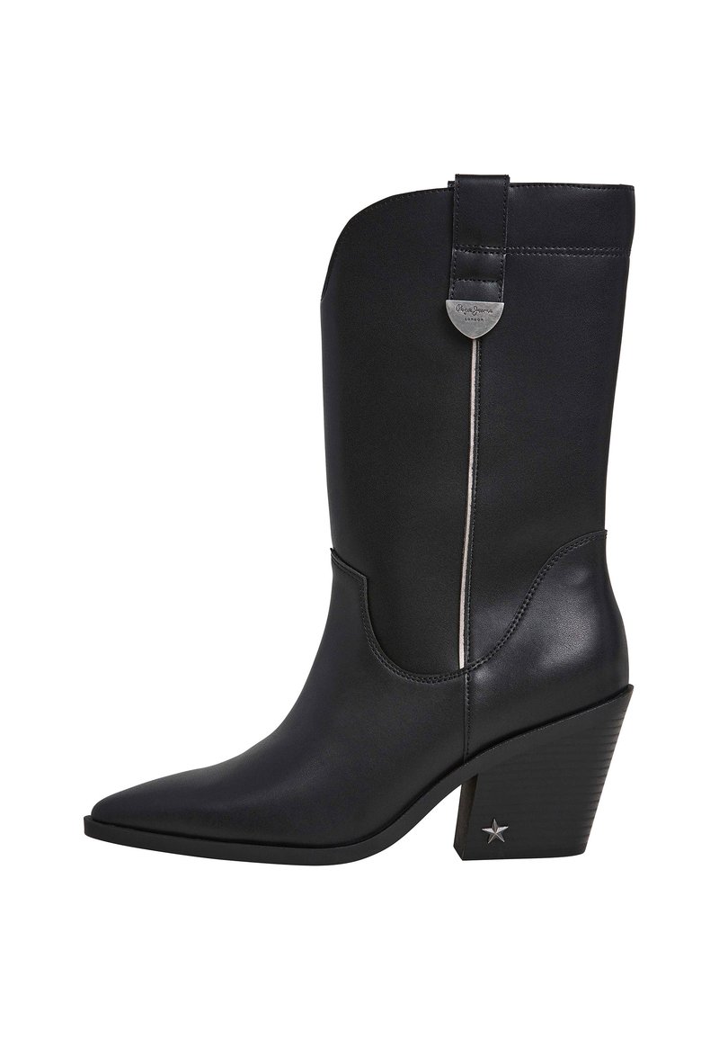 Bota de cuero negra hasta la mitad de la pantorrilla con punta afilada, tacón cuadrado con detalle de estrella y etiqueta de logo plateado cerca del borde superior.