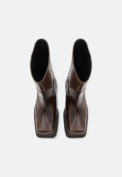 ECKHAUS LATTA STACKED BOOT - Čižmy na platforme - dark brown